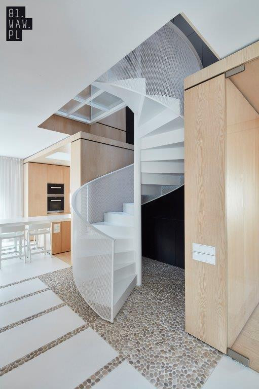 minimalizm, prostota, biel i drewno w mieszkaniu