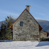 Górska chata w surowej estetyce