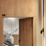 projekt kliniki dentystycznej w bydgoszczy w stylu japandi, z elementami drewna