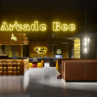 Przestrzeń rozrywki Arcade Bee w Hali Koszyki