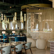 elegankcie wnętrze restauracji z kurtynowym oświetleniem i stylowymi meblami