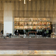 bar z ciemnego drewna w eleganckiej restauracji