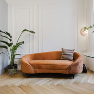jasne meble i jasna przestrzeń w eleganckim mieszkaniu, ruda sofa