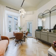 jasne meble i jasna przestrzeń w eleganckim mieszkaniu