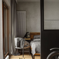 mieszkanie urban jungle z motorem w salonie