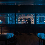 wnętrze klubu Blue Note w Poznaniu, ciemny wystrój z błękitnymi neonami