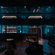 wnętrze klubu Blue Note w Poznaniu, ciemny wystrój z błękitnymi neonami