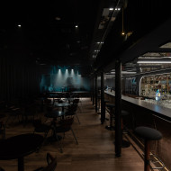 wnętrze klubu Blue Note w Poznaniu, ciemny wystrój z błękitnymi neonami