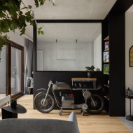 mieszkanie urban jungle z motorem w salonie