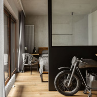 mieszkanie urban jungle z motorem w salonie
