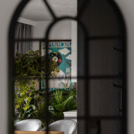 mieszkanie urban jungle z motorem w salonie