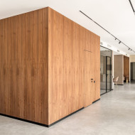 Biuro w minimalistycznym, eleganckim stylu