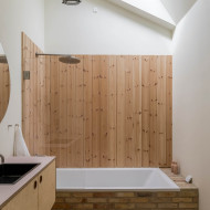 Naturalne wnętrze domu w lesie projekt