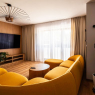 Dom pełen kolorów i drewna