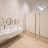 Minimalistyczne wnętrza wnętrza przedszkola w Józefowie