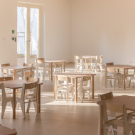 Minimalistyczne wnętrza wnętrza przedszkola w Józefowie