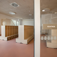 Minimalistyczne wnętrza wnętrza przedszkola w Józefowie
