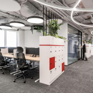 Czerń, biel i czerwień w nowoczesnym biurze