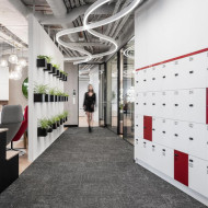 Czerń, biel i czerwień w nowoczesnym biurze