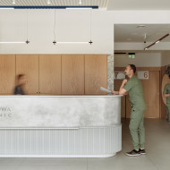 projekt wnętrza kliniki w ciepłych barwach