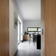 Minimalistyczne wnętrza domu w Bielsku-Białej od Tika Design 