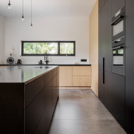 Minimalistyczne wnętrza domu w Bielsku-Białej od Tika Design 