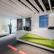 Kolor w biurze: o aranżacji wnętrz Standard Chartered Bank