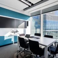 Kolor w biurze: o aranżacji wnętrz Standard Chartered Bank