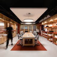 Industrialne wnętrze showroomu Marmite