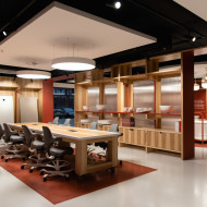 Industrialne wnętrze showroomu Marmite
