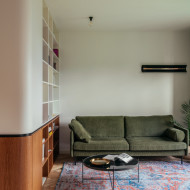 Mieszkanie w stylu mid-century: aranżacja wnętrza od rum studio