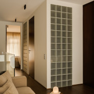 Mieszkanie, w którym stal spotyka teak