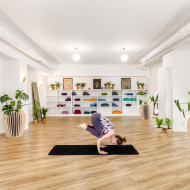 Studio jogi w jasnym drewnie i zieleni – wnętrza Yoga Republic