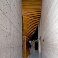 Matharoo Associates, drzwi jak interaktywna rzeźba, drzwi jak drewniany wachlarz