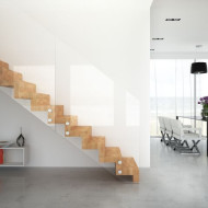 masywne schody z drewnianą balustradą
