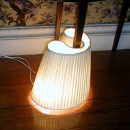 Gitta Gschwendtner, Uncanny Lamps, Hugging Lamp, lampa otulająca nogę stołu