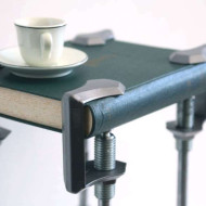Yael Zwickel, make-a-table, stoły z blatem zrobionym z innych przedmiotów