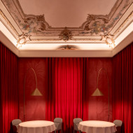 Restauracja z teatralnym wyrazem