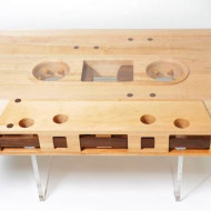 Mixtape Table, Jeff Skierka, stolik w kształcie kasety magnetofonowej