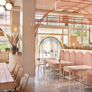 pizzeria olio poznań, wnętrze w pudrowym różu