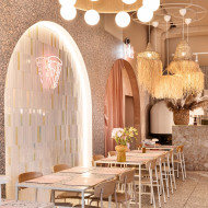 pizzeria olio poznań, wnętrze w pudrowym różu