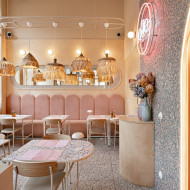 pizzeria olio poznań, wnętrze w pudrowym różu