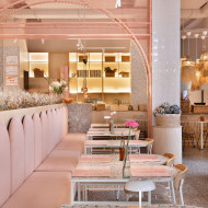 pizzeria olio poznań, wnętrze w pudrowym różu