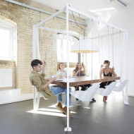 Duffy London, Chris Duffy, Swing Table, podwieszony stół i krzesła, stół z krzesłami jak huśtawki